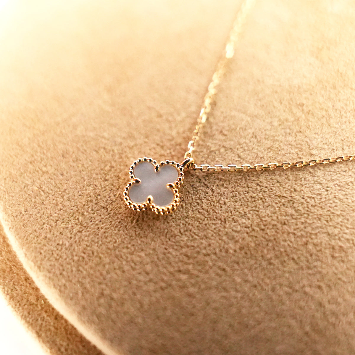 Van Cleef & Arpels Sweet Alhambra Collana in Madreperla Bianca e Oro Giallo 18K 2018