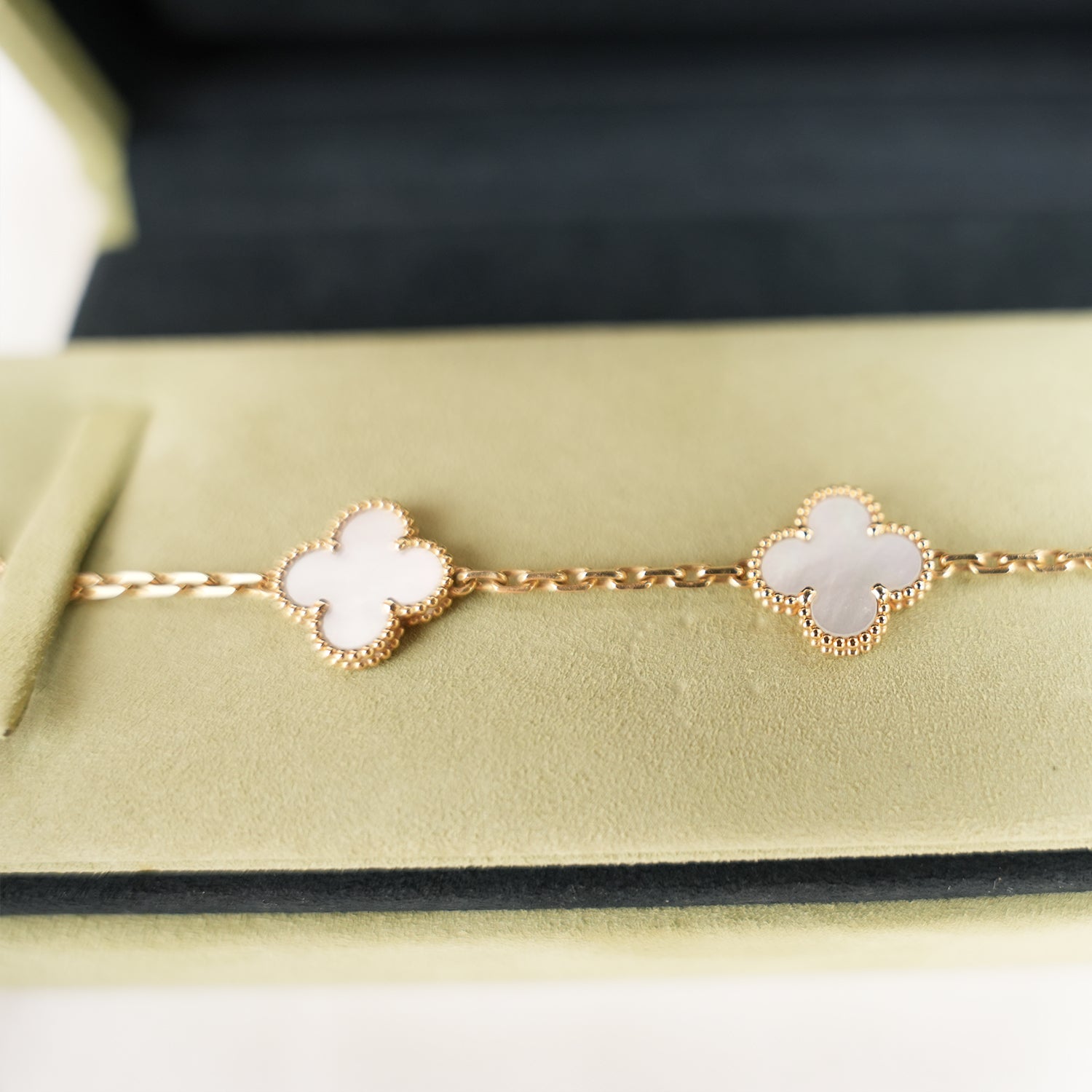 Bracciale Van Cleef & Arpels Vintage Alhambra 5 Motivi in Madreperla Bianca e Oro Giallo 18K