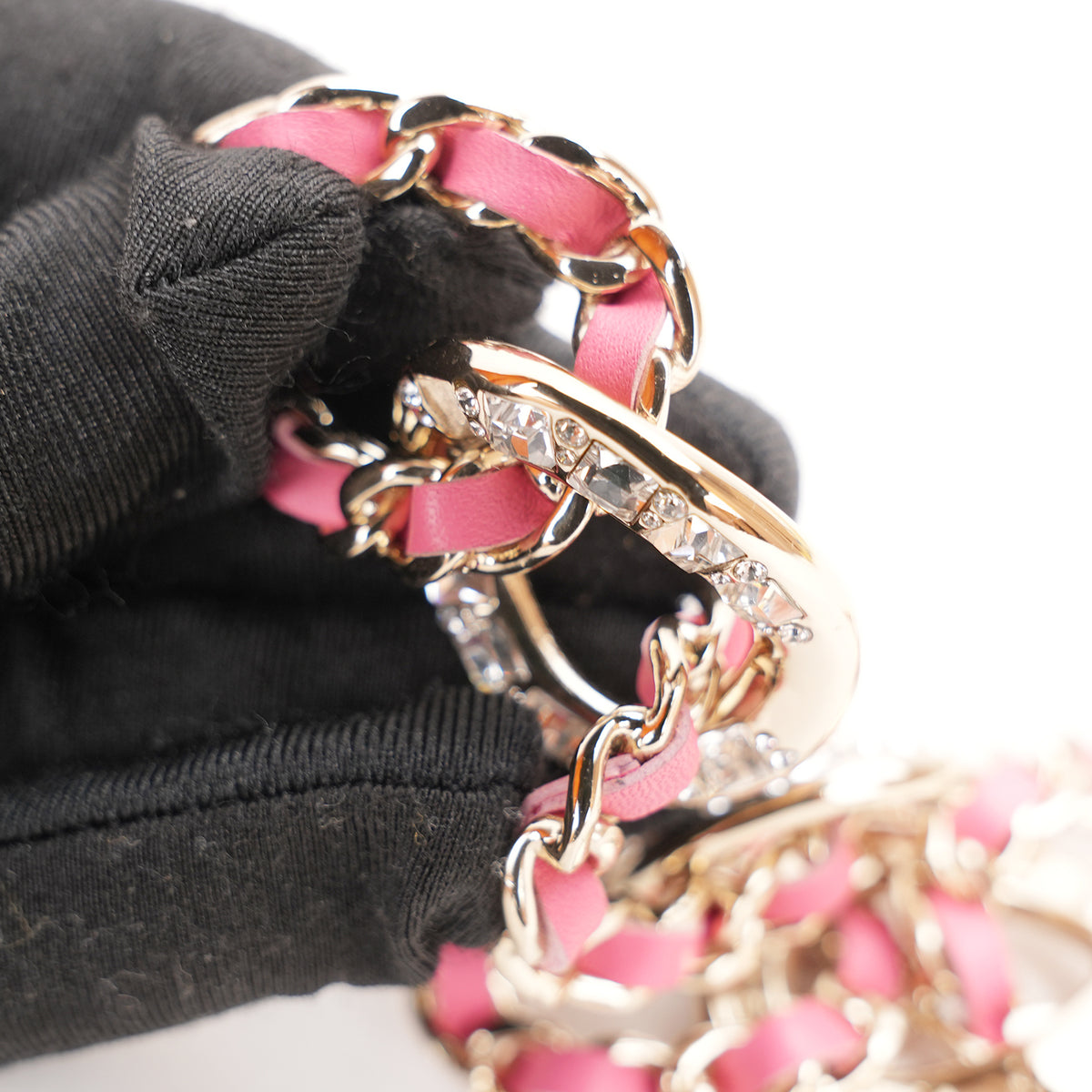 Chanel Bracciale Vintage del 2018 in Metallo con Catena Intrecciata in Pelle Rosa e Logo CC