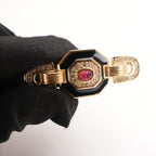 Dior Spilla Gioiello Vintage in Lega Metallica Dorata con Strass Smalto Nero e Pietra Rossa