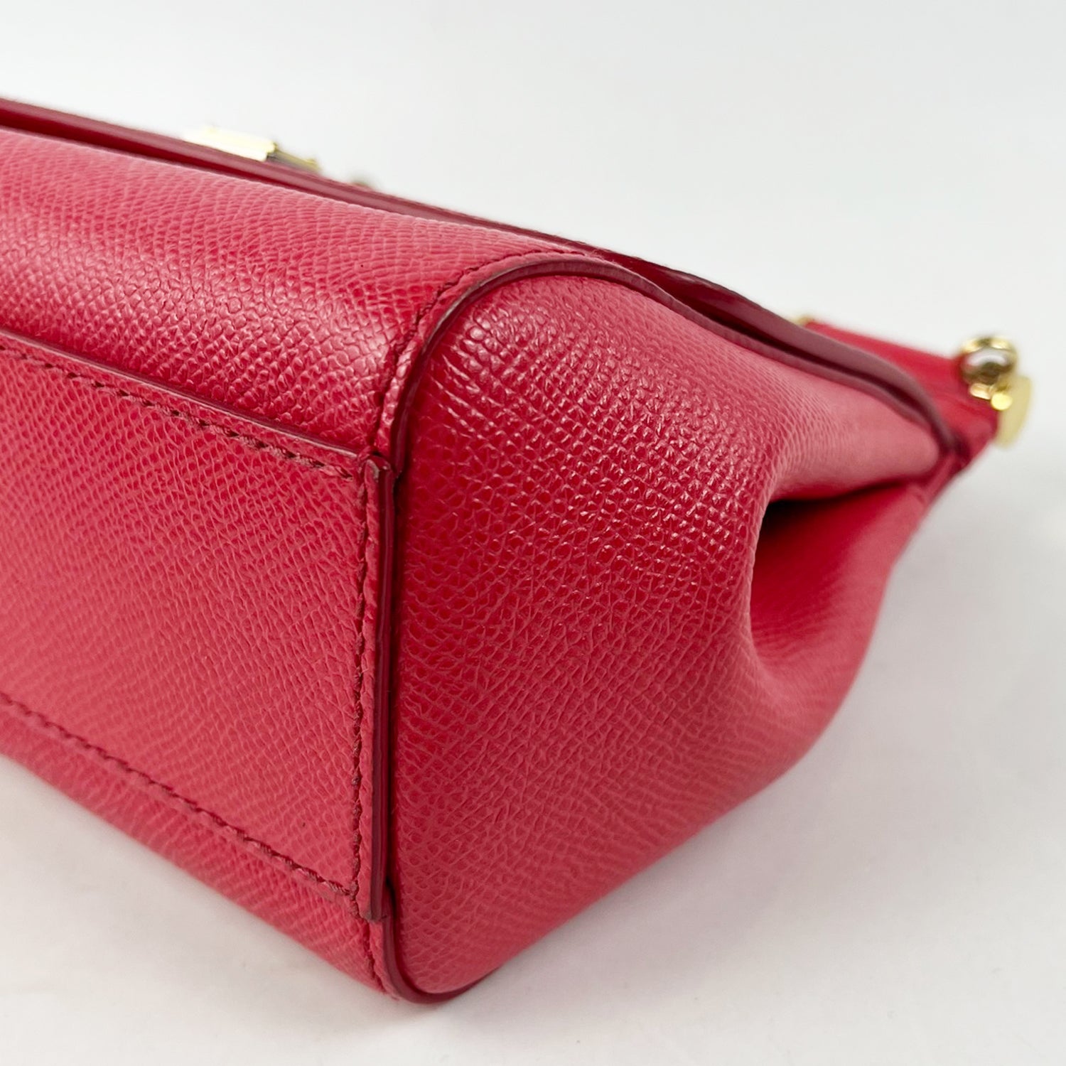 Borsa Dolce & Gabbana Sicily Mini Rossa in Pelle Dauphine con Dettagli Dorati – 20 cm