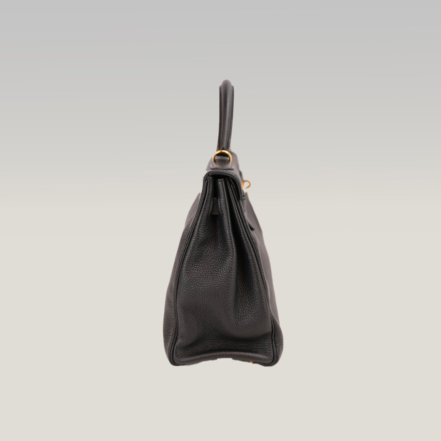 Hermès Kelly 32 Retourne in Pelle Martellata Nera con Hardware Dorato