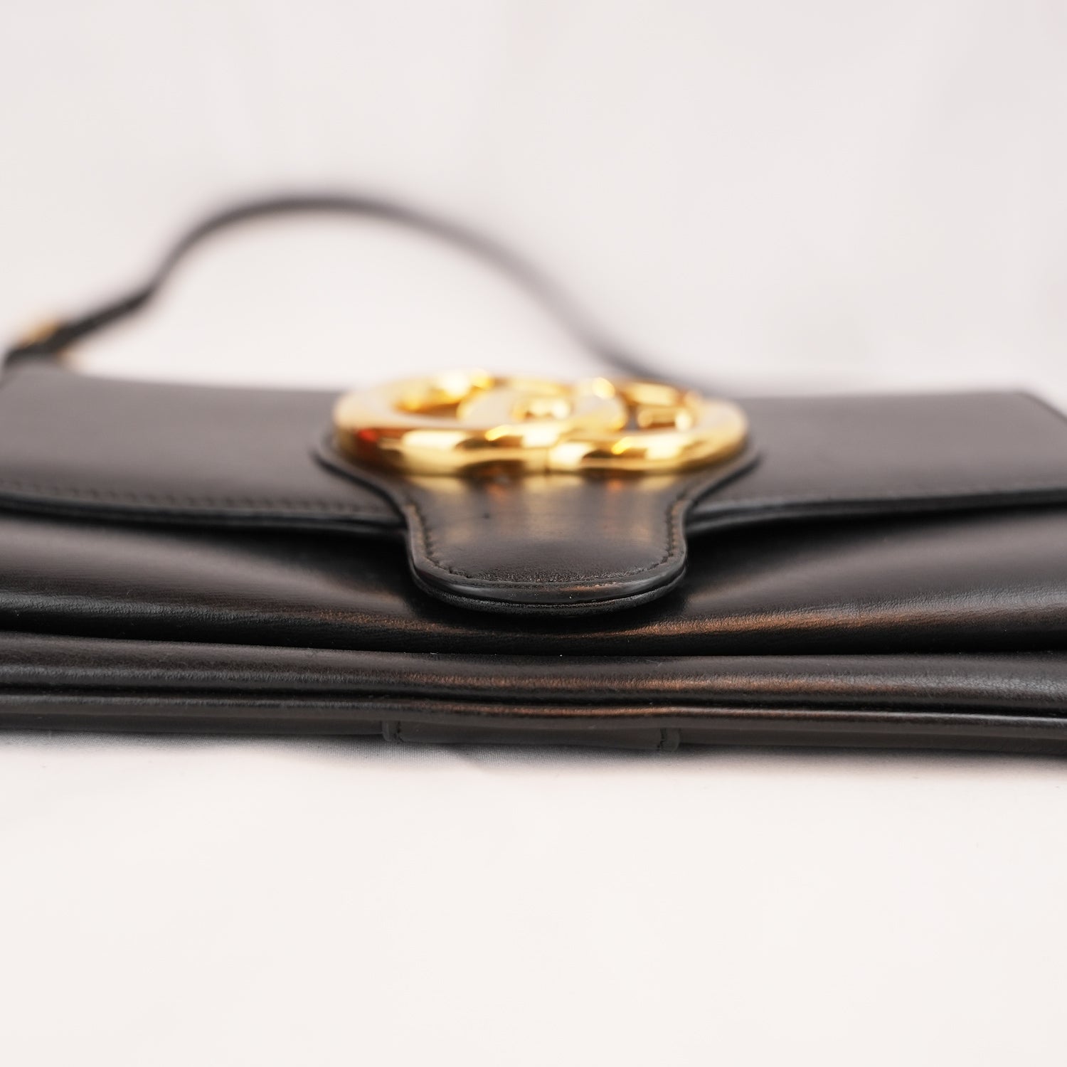Gucci Arli Borsa a Tracolla in Pelle Nera con Logo Doppia G Dorato