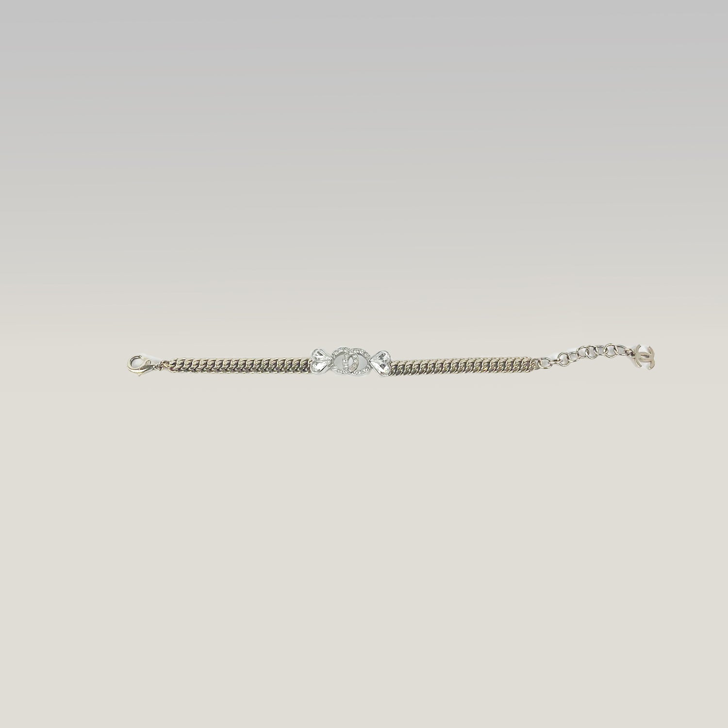 Chanel Bracciale CC con Cuori e Strass in Metallo Dorato