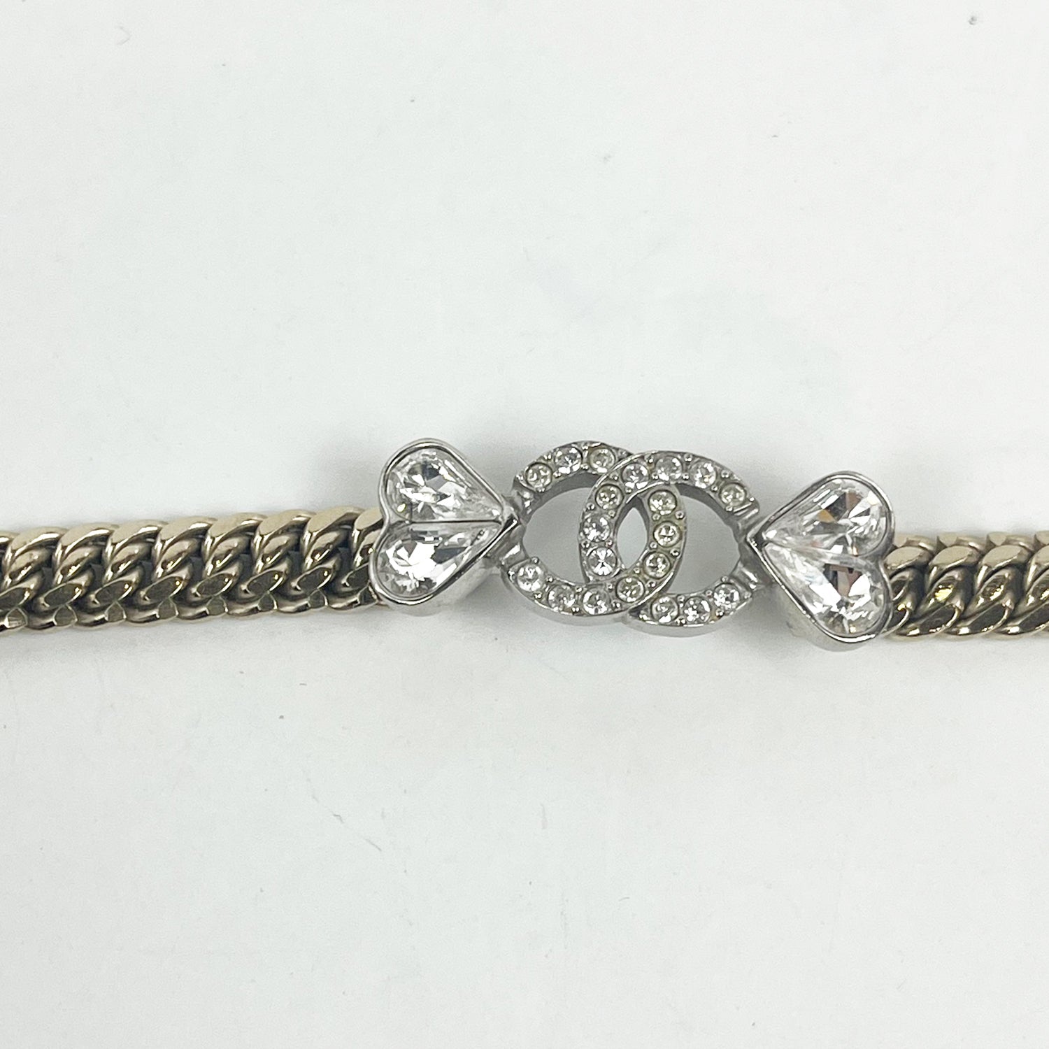 Chanel Bracciale CC con Cuori e Strass in Metallo Dorato