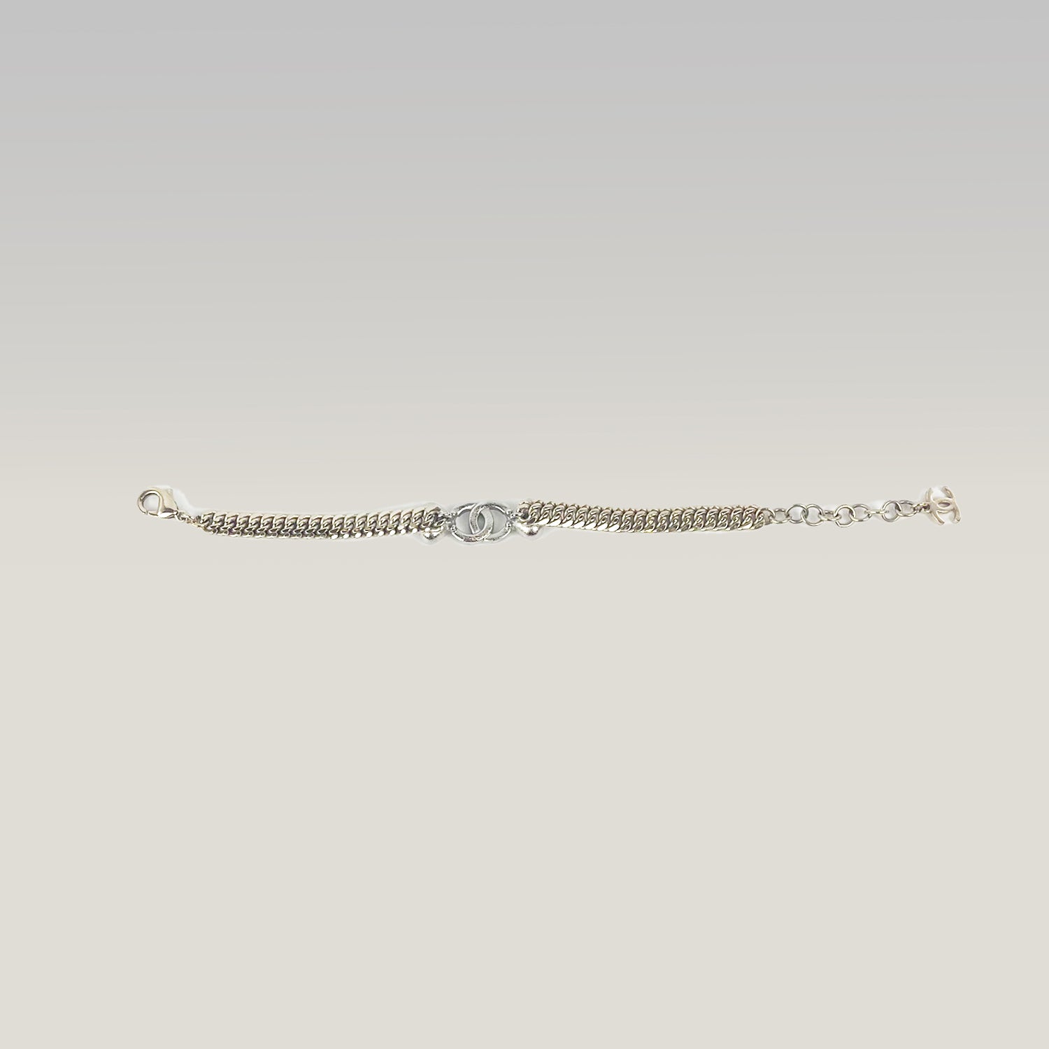 Chanel Bracciale CC con Cuori e Strass in Metallo Dorato