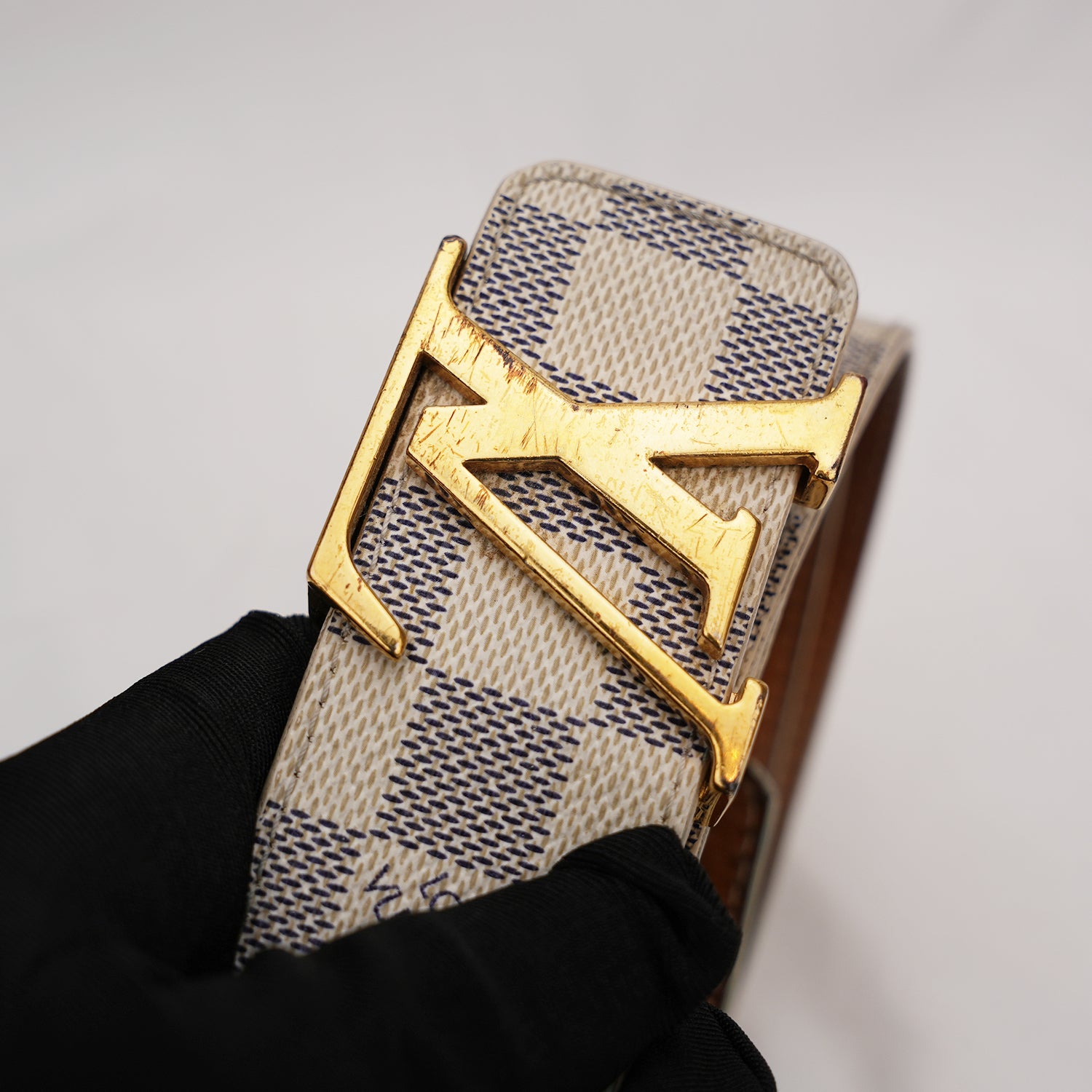 Louis Vuitton cintura Damier Azur con fibbia LV oro misura 80 cm