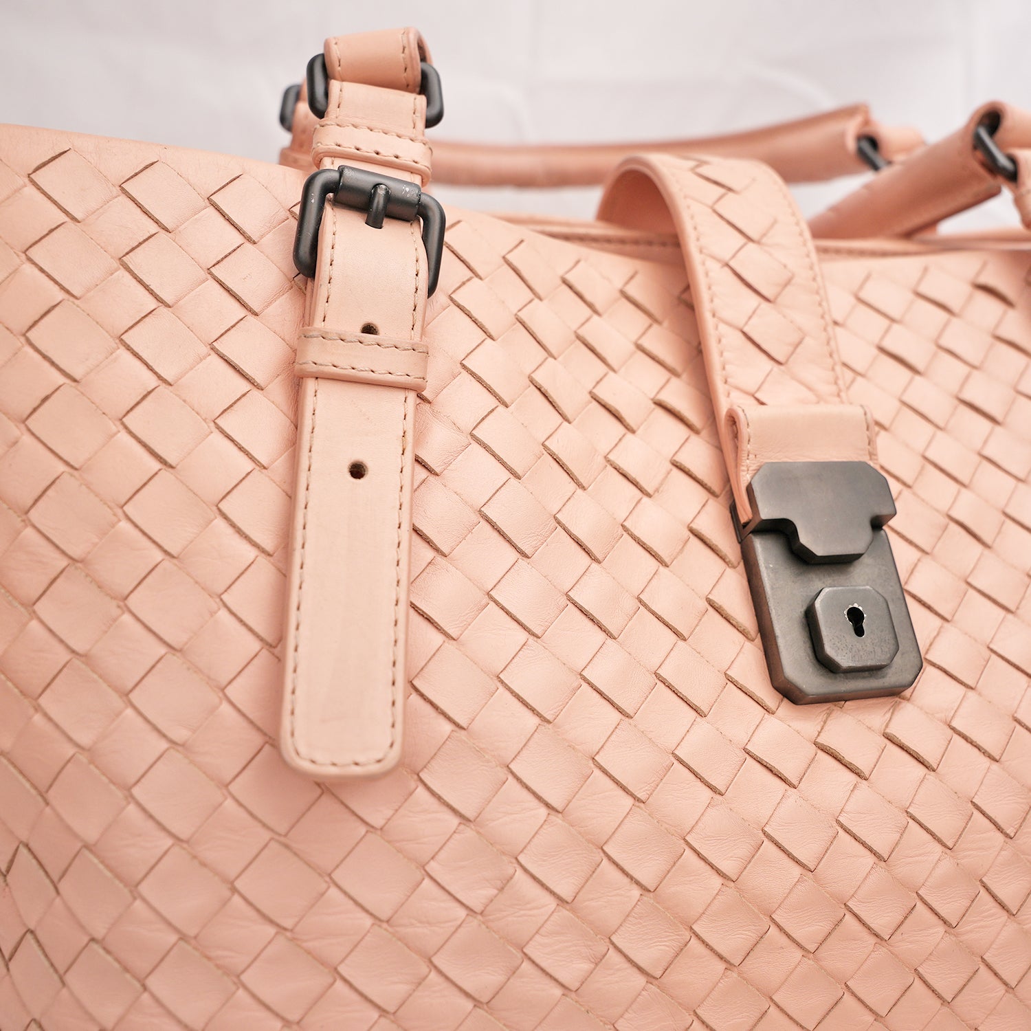 Bottega Veneta Roma in pelle intrecciata rosa