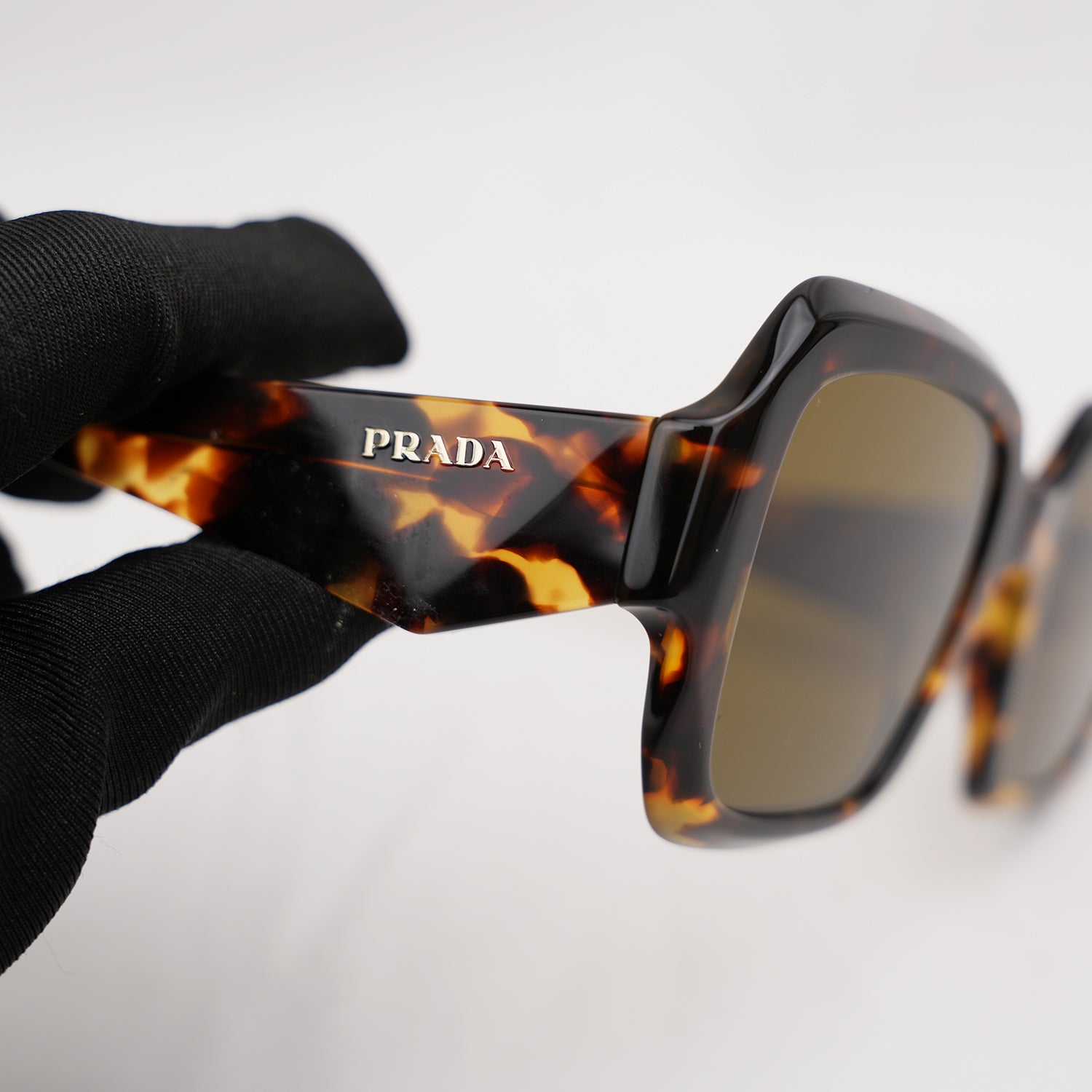 Prada occhiali da sole effetto tartarugato con logo laterale