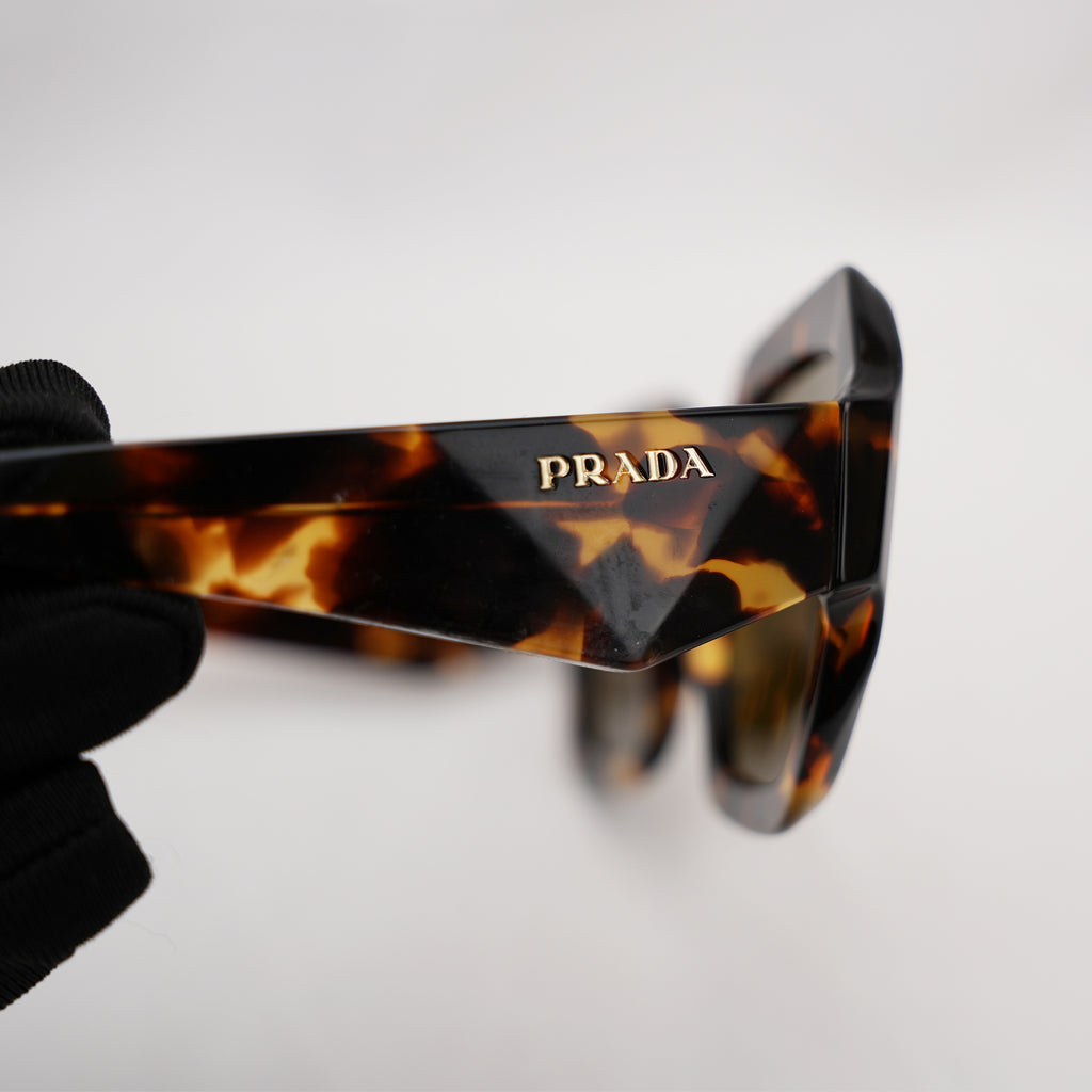 Prada occhiali da sole effetto tartarugato con logo laterale