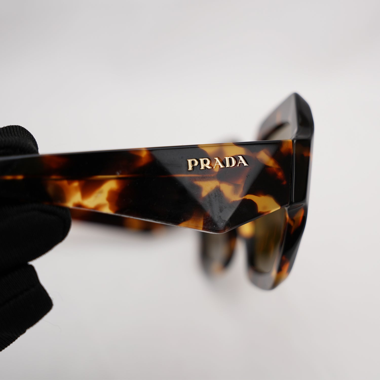 Prada occhiali da sole effetto tartarugato con logo laterale