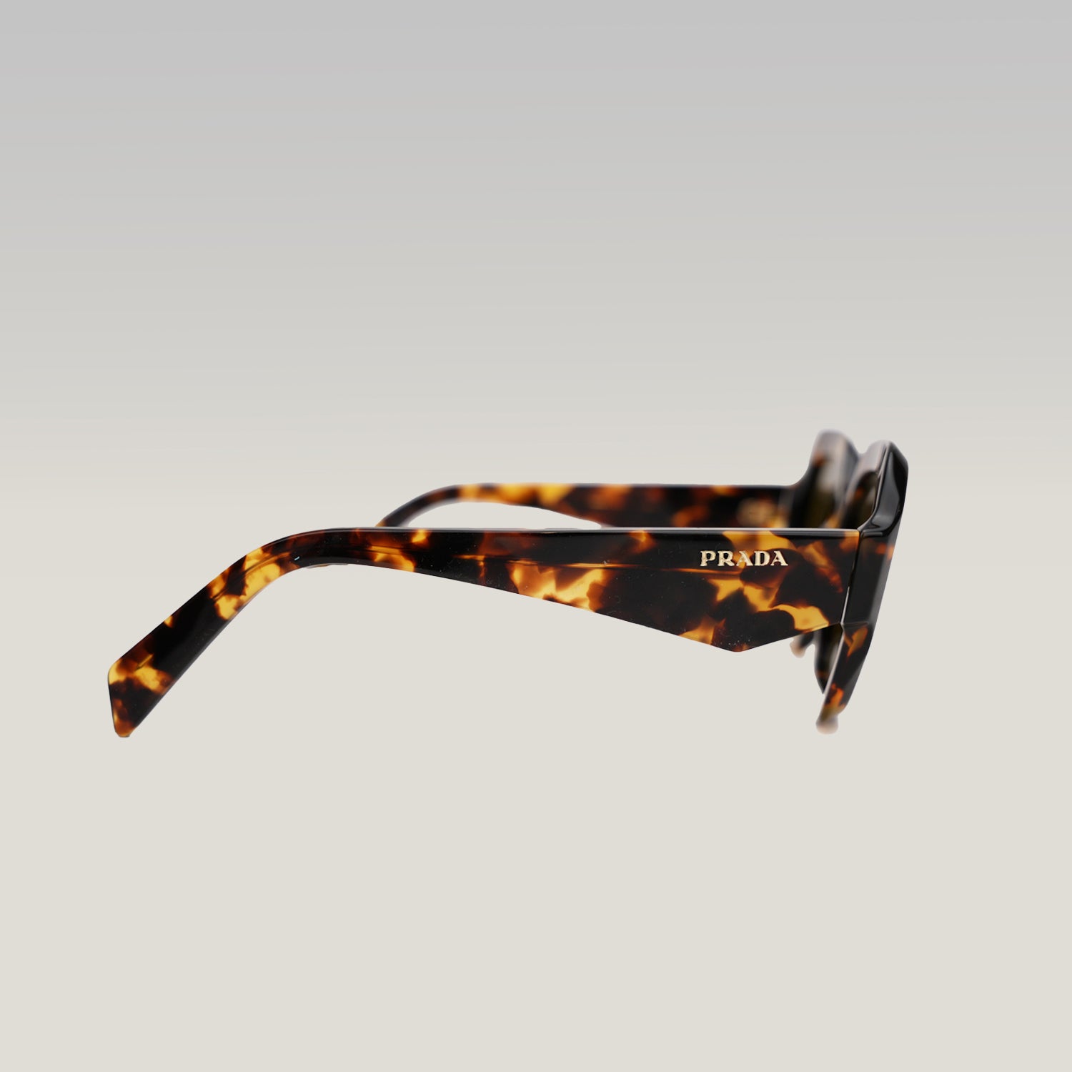 Prada occhiali da sole effetto tartarugato con logo laterale