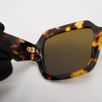 Prada occhiali da sole effetto tartarugato con logo laterale