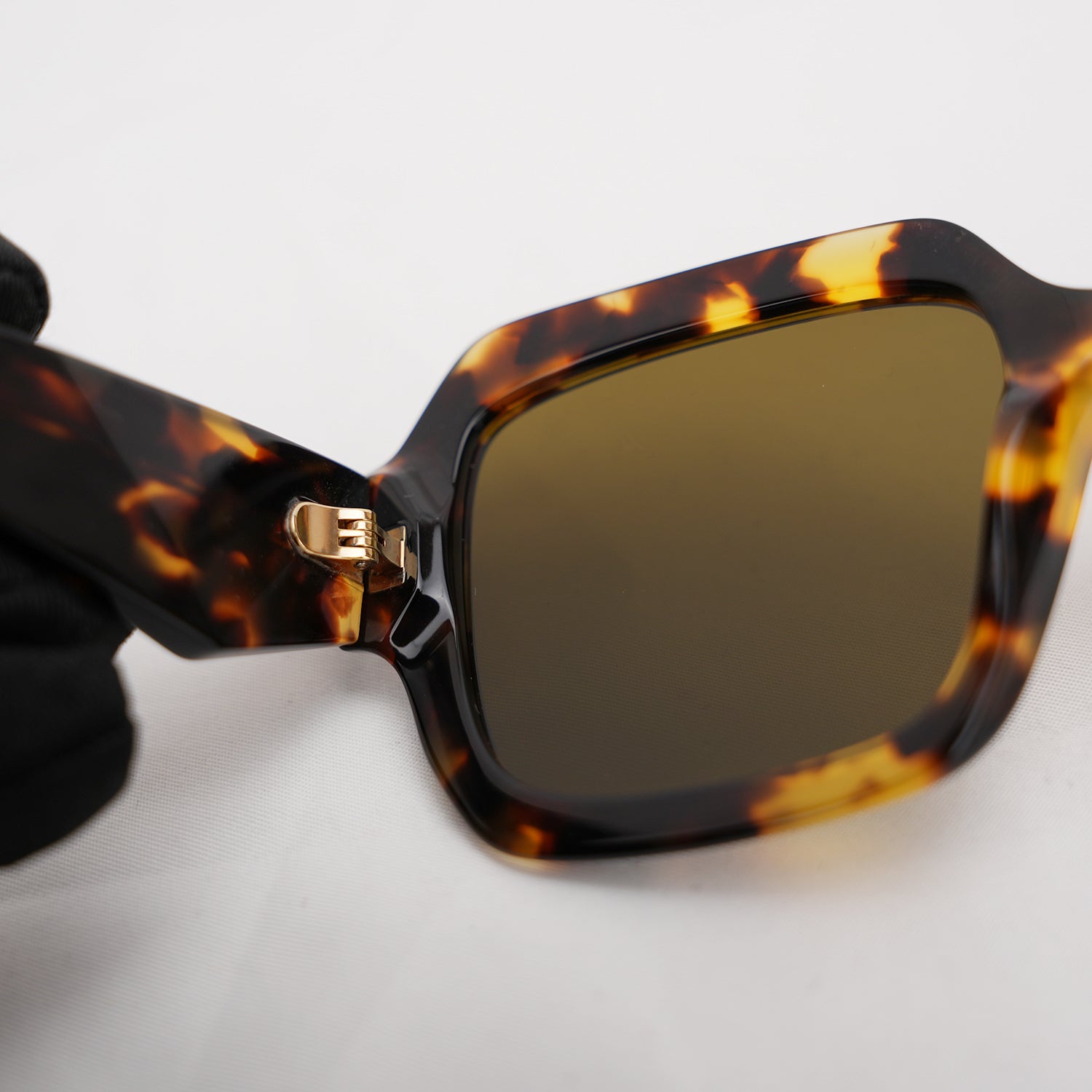 Prada occhiali da sole effetto tartarugato con logo laterale