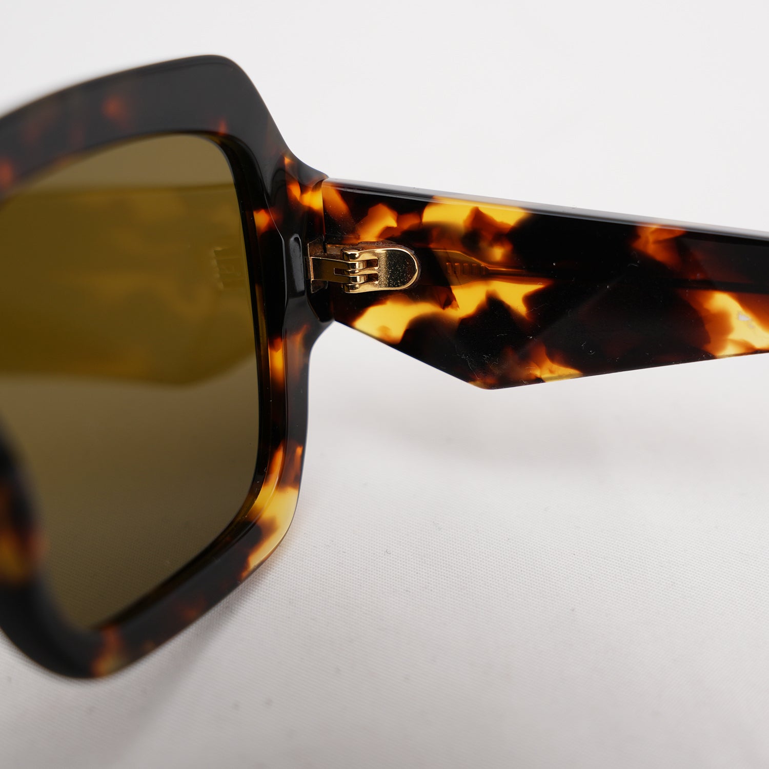 Prada occhiali da sole effetto tartarugato con logo laterale