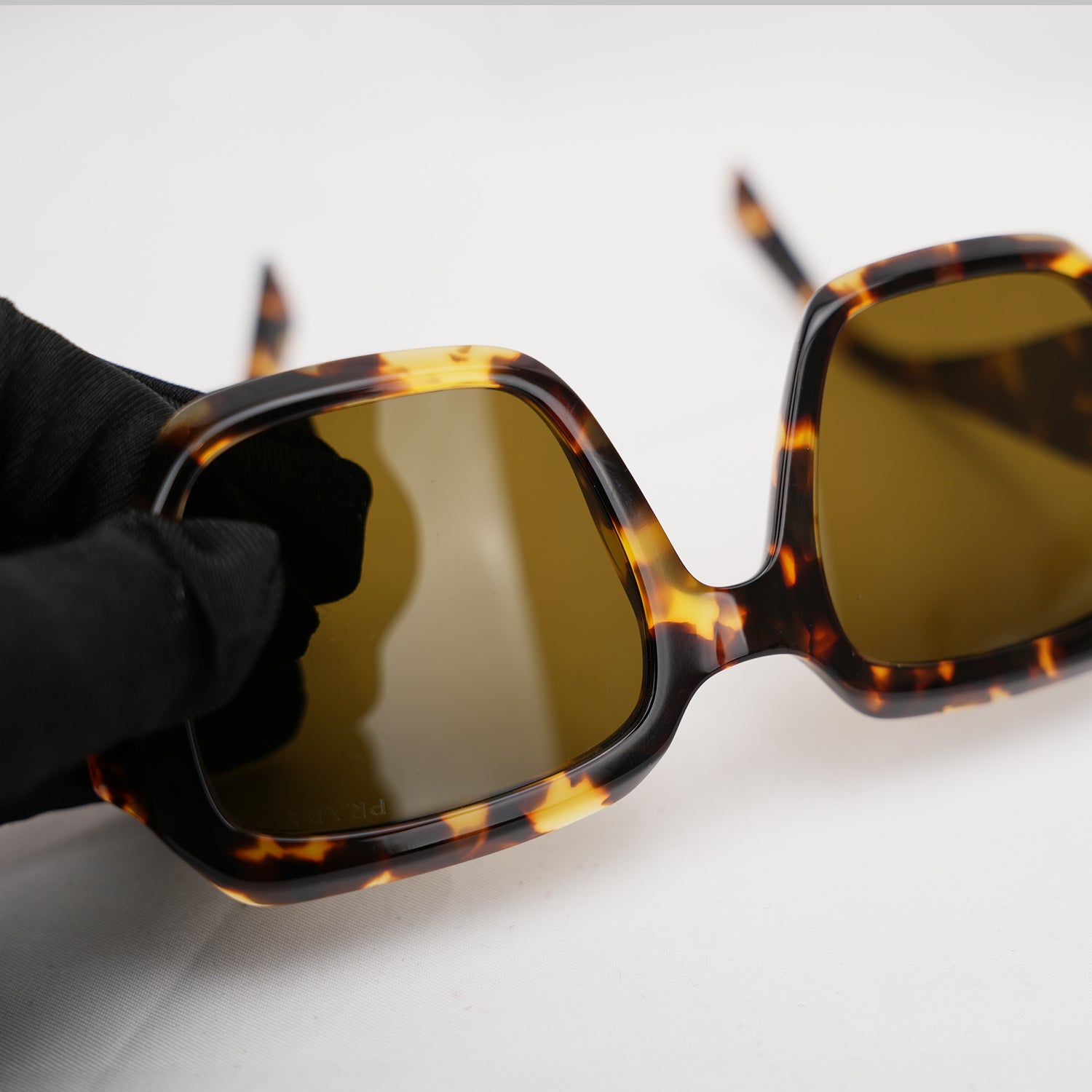 Prada occhiali da sole effetto tartarugato con logo laterale