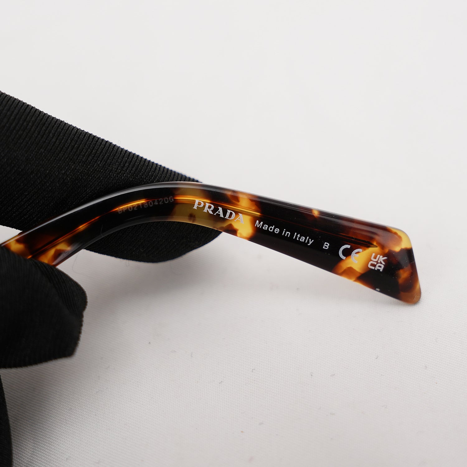 Prada occhiali da sole effetto tartarugato con logo laterale