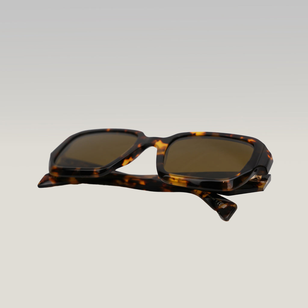 Prada occhiali da sole effetto tartarugato con logo laterale