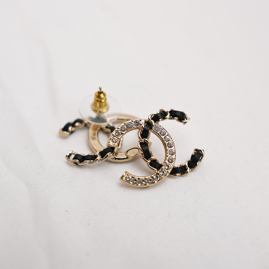 CHANEL Orecchini CC Intrecciati con Strass