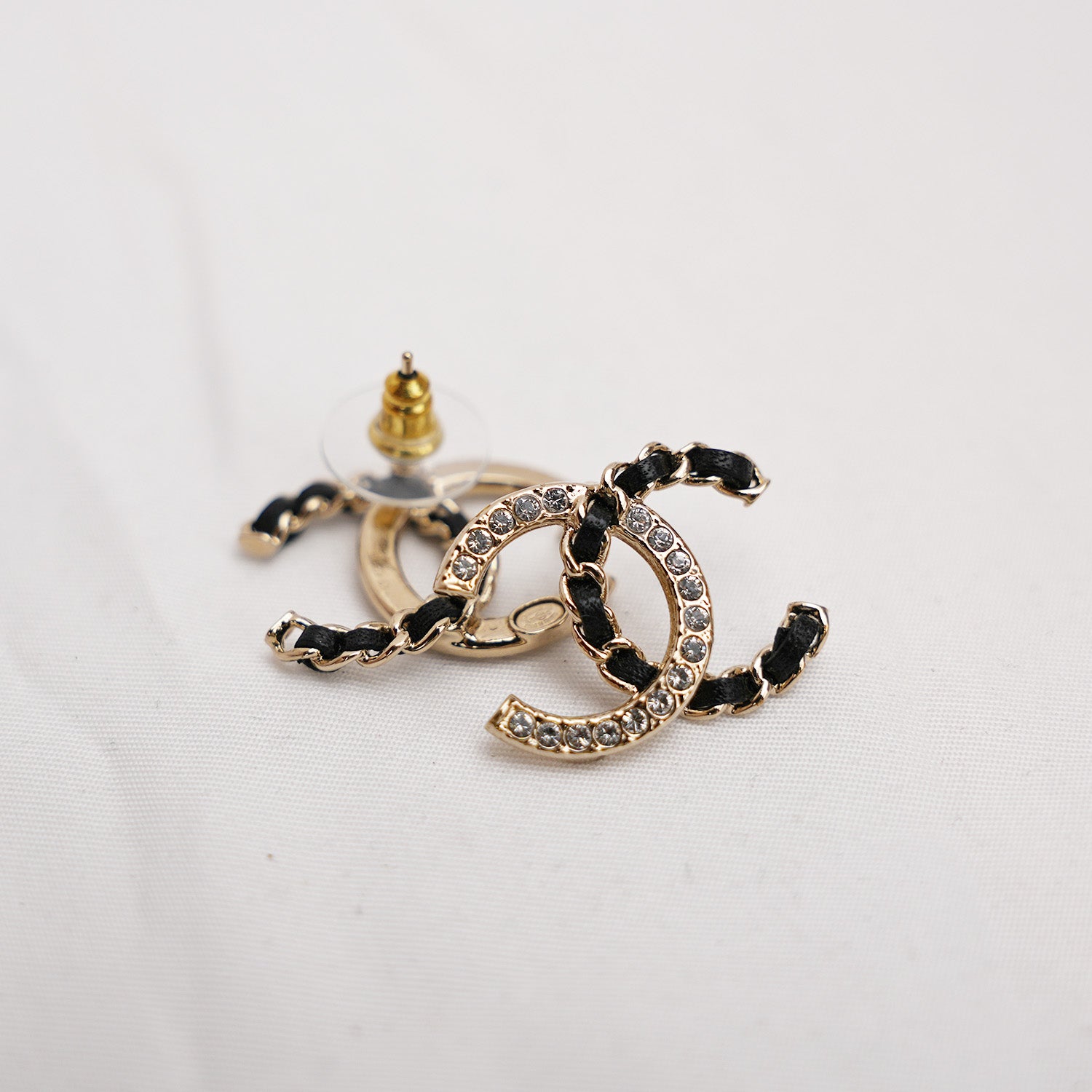 CHANEL Orecchini CC Intrecciati con Strass