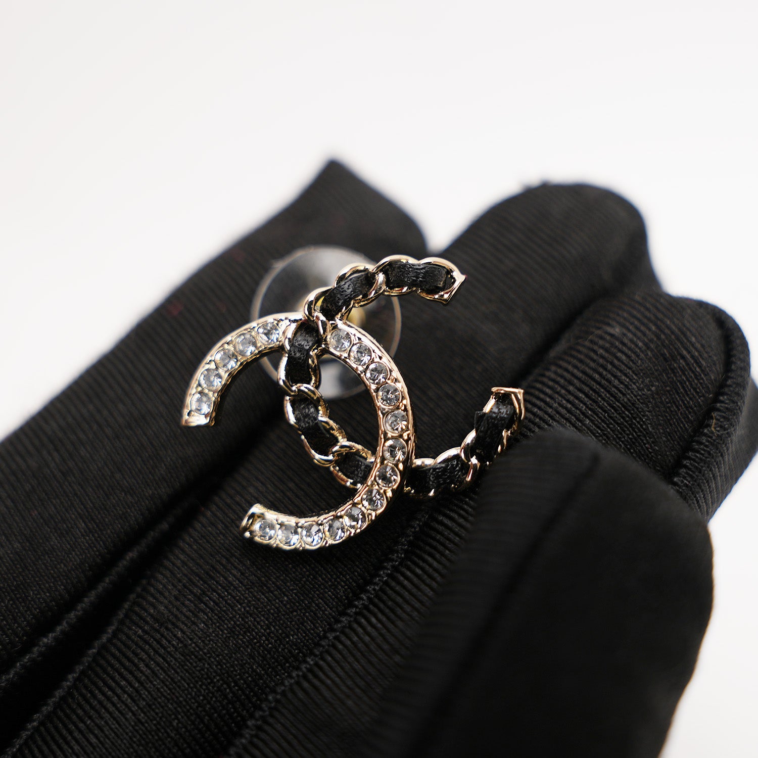 CHANEL Orecchini CC Intrecciati con Strass