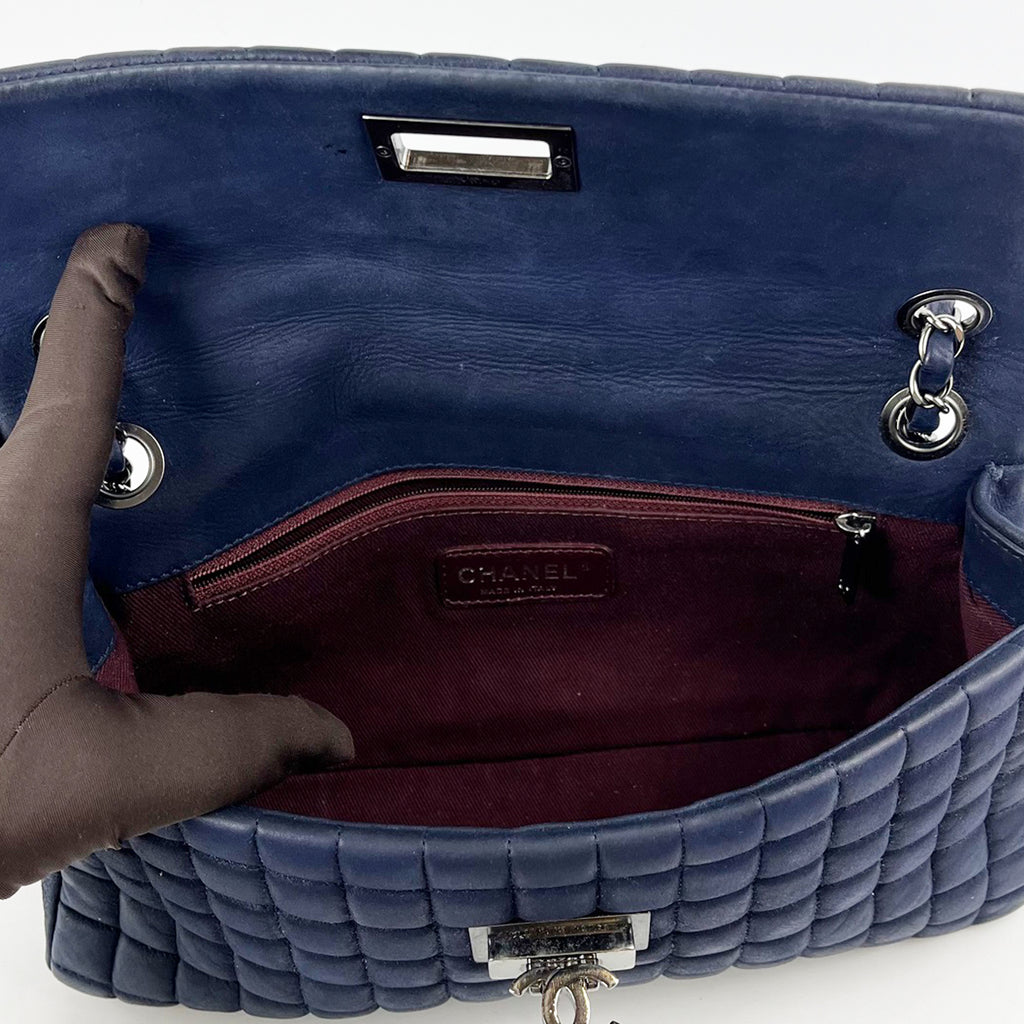 Chanel Bubble Flap Bag in Pelle di Vitello Blu Iridescente Trapuntata