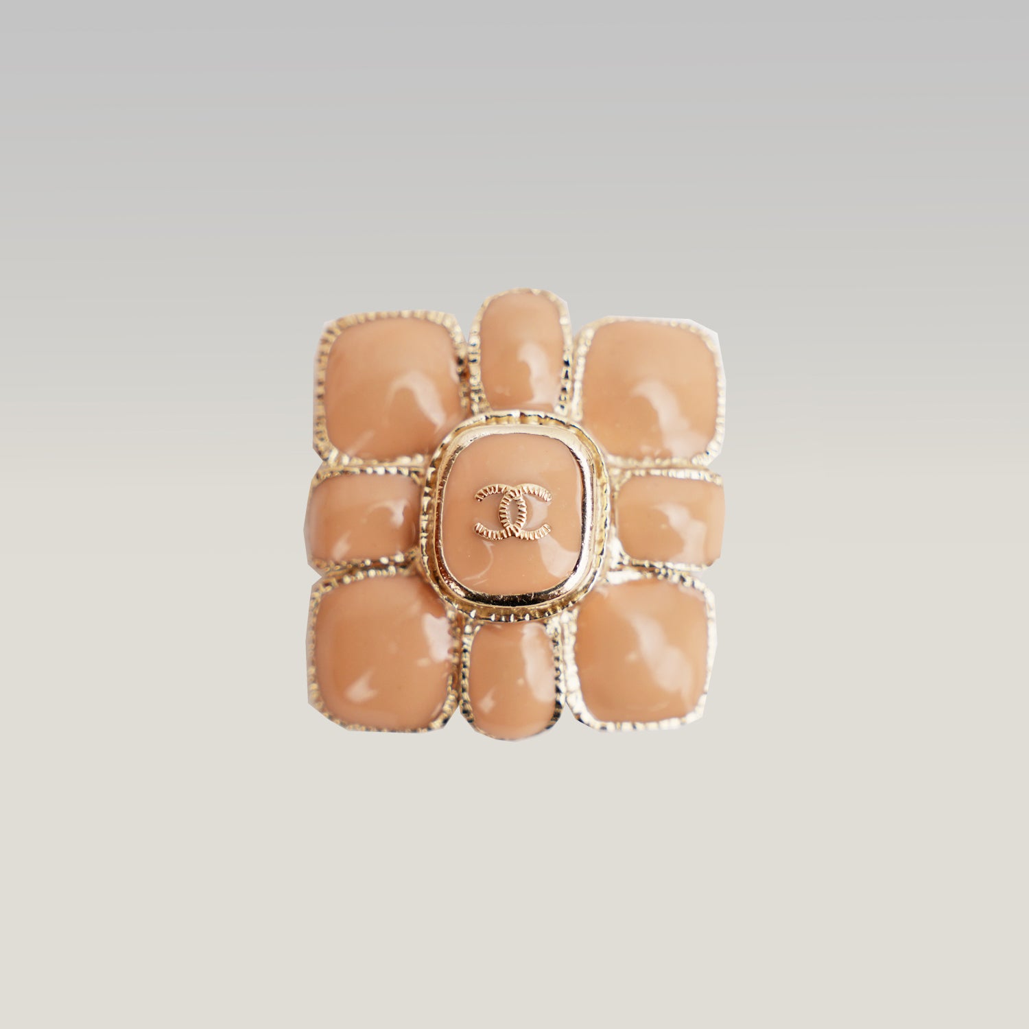 Chanel Spilla Fiore con Logo CC Smaltato