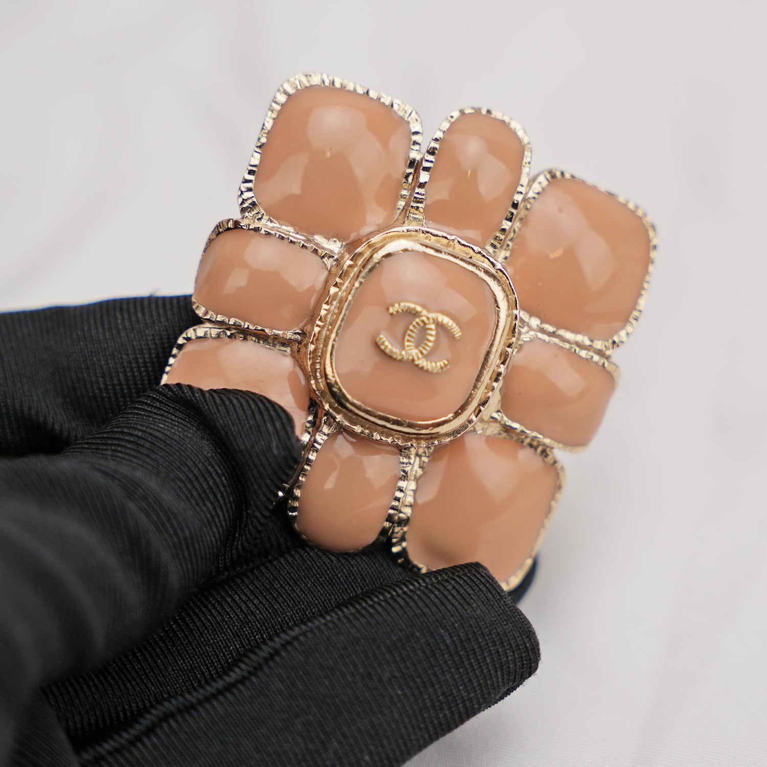 Chanel Spilla Fiore con Logo CC Smaltato