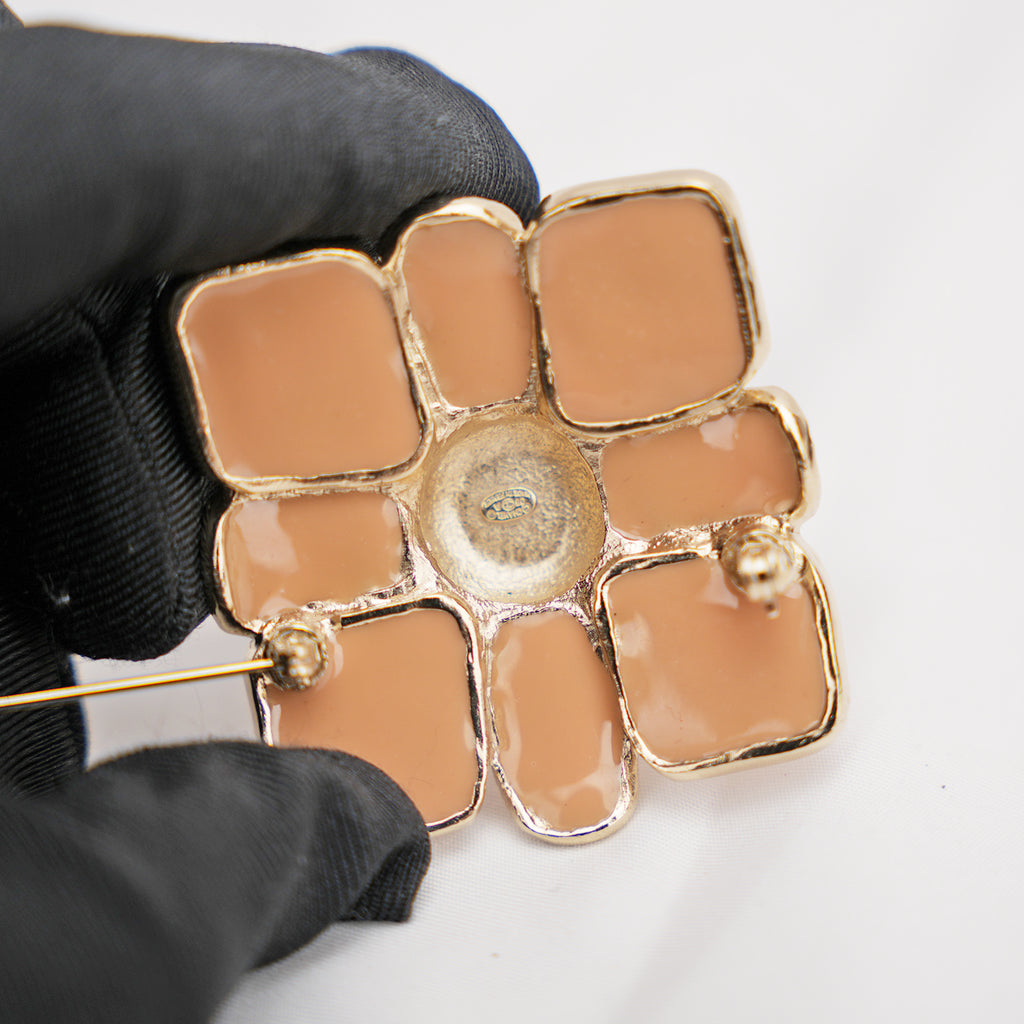 Chanel Spilla Fiore con Logo CC Smaltato