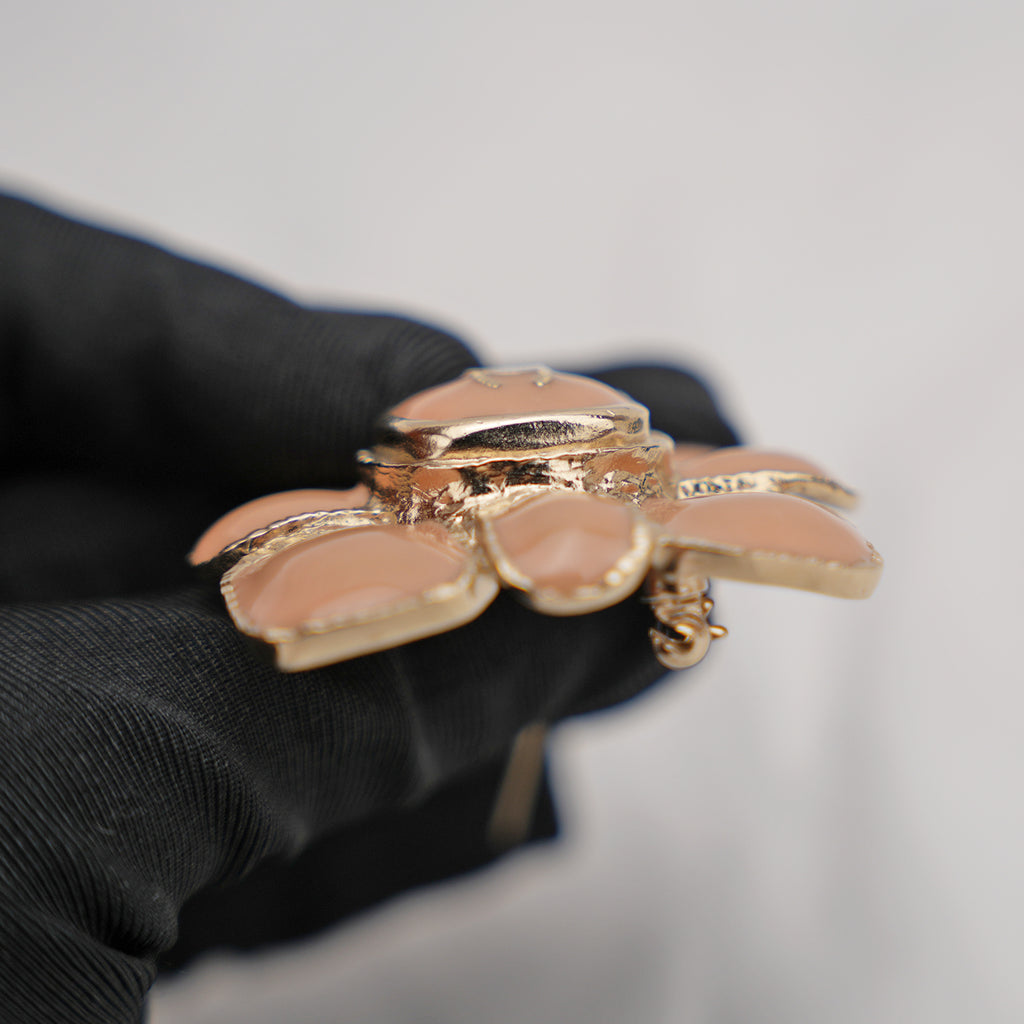 Chanel Spilla Fiore con Logo CC Smaltato