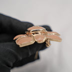 Chanel Spilla Fiore con Logo CC Smaltato