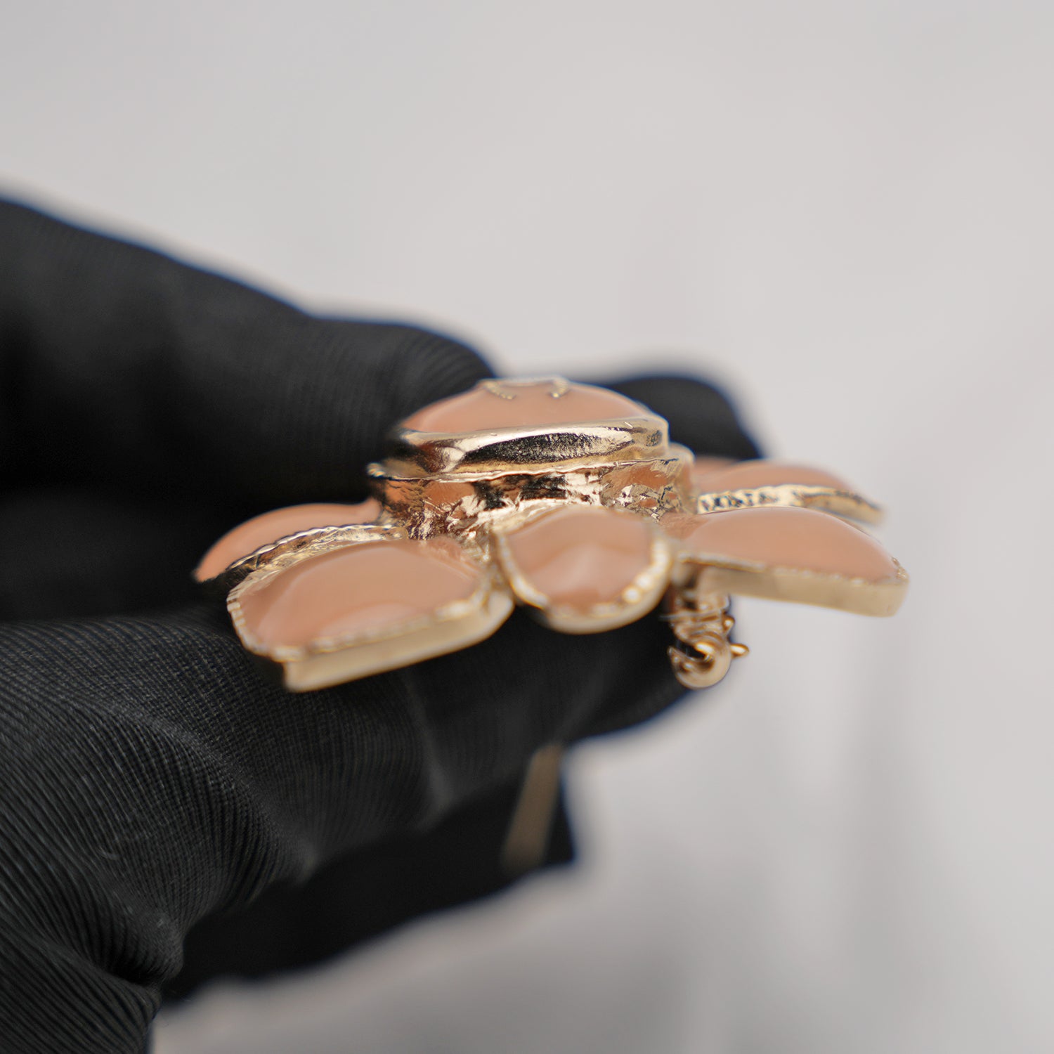 Chanel Spilla Fiore con Logo CC Smaltato