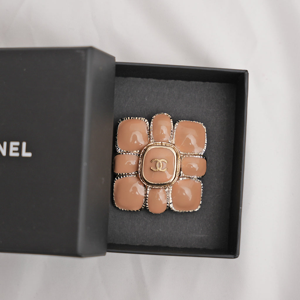 Chanel Spilla Fiore con Logo CC Smaltato
