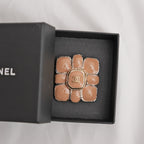 Chanel Spilla Fiore con Logo CC Smaltato