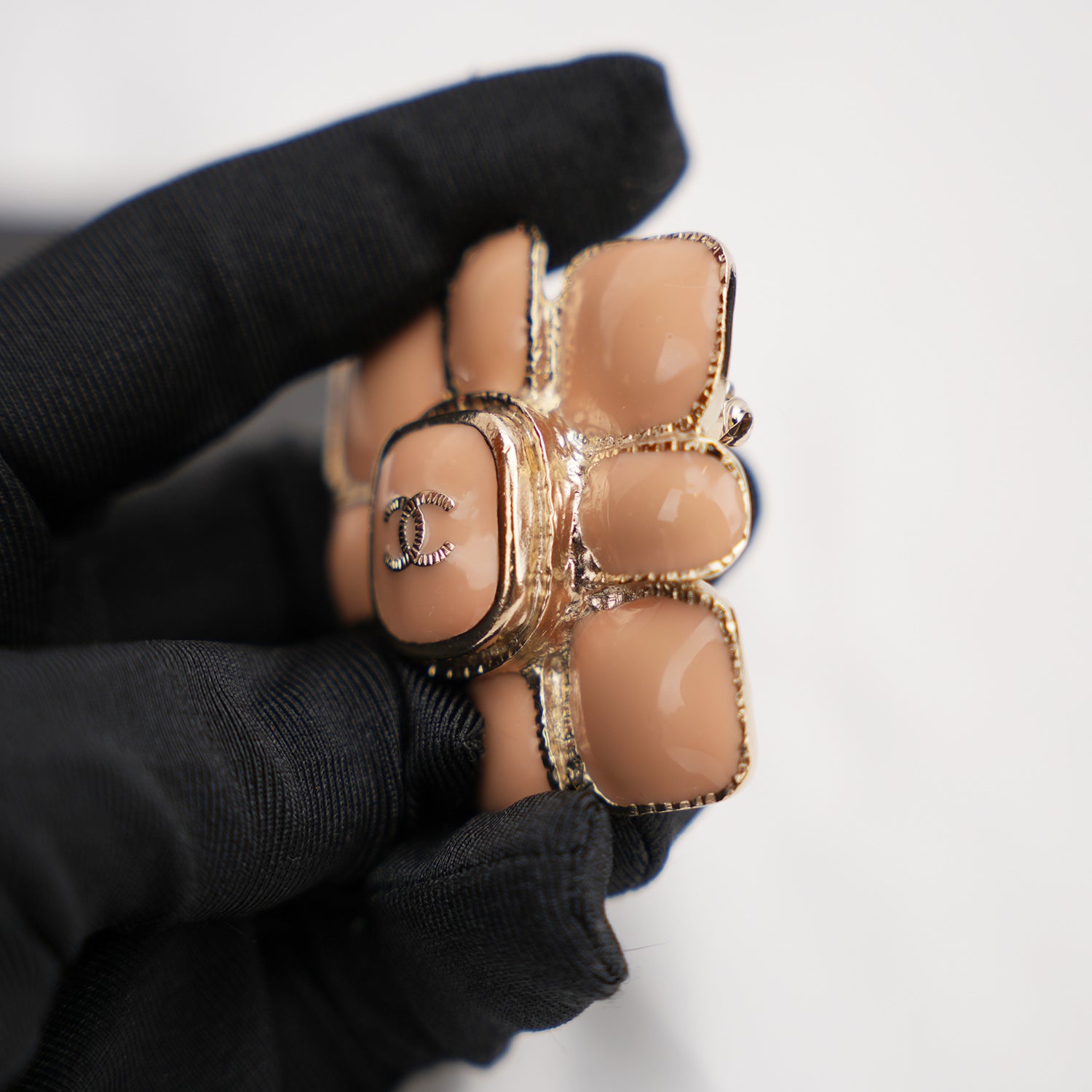 Chanel Spilla Fiore con Logo CC Smaltato