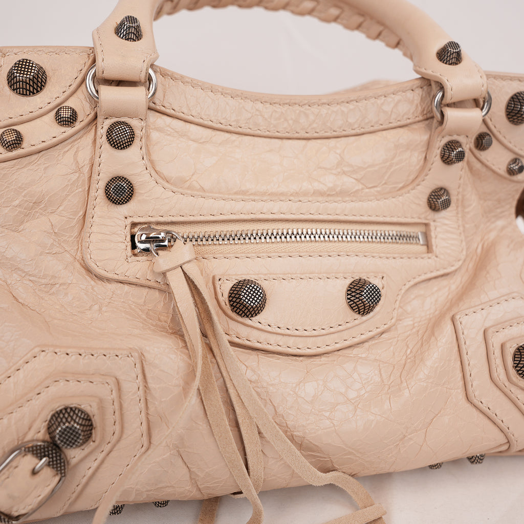 Balenciaga Neo Cagole Borsa Piccola in Pelle Arena Beige Nude con Borchie e Frange 26 cm