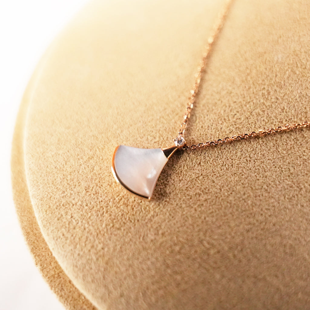 Bvlgari Divas’ Dream Collana in Oro Rosa 18 kt con Madreperla Bianca e Diamante