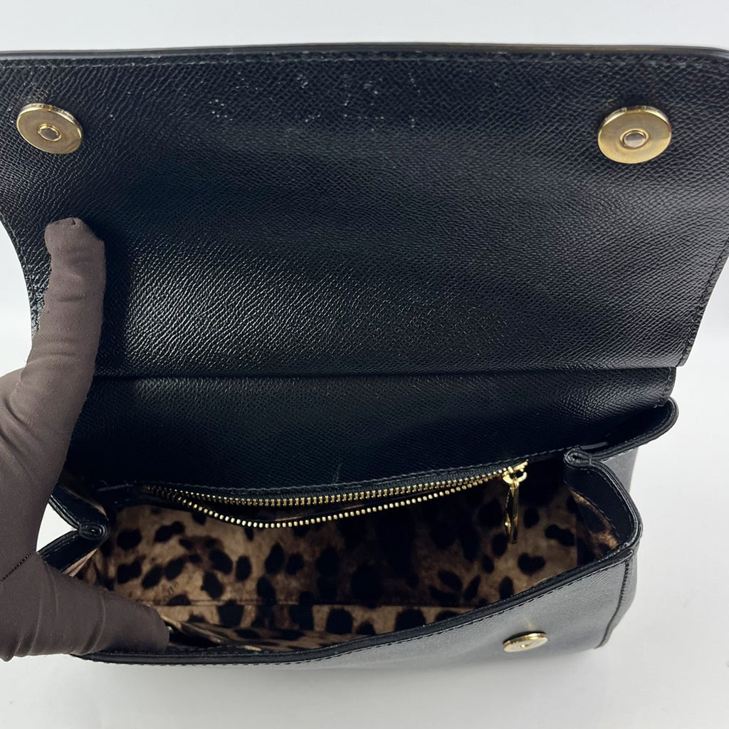 Borsa Dolce & Gabbana Sicily Media Nera in Pelle Dauphine con Dettagli Dorati – 26 cm