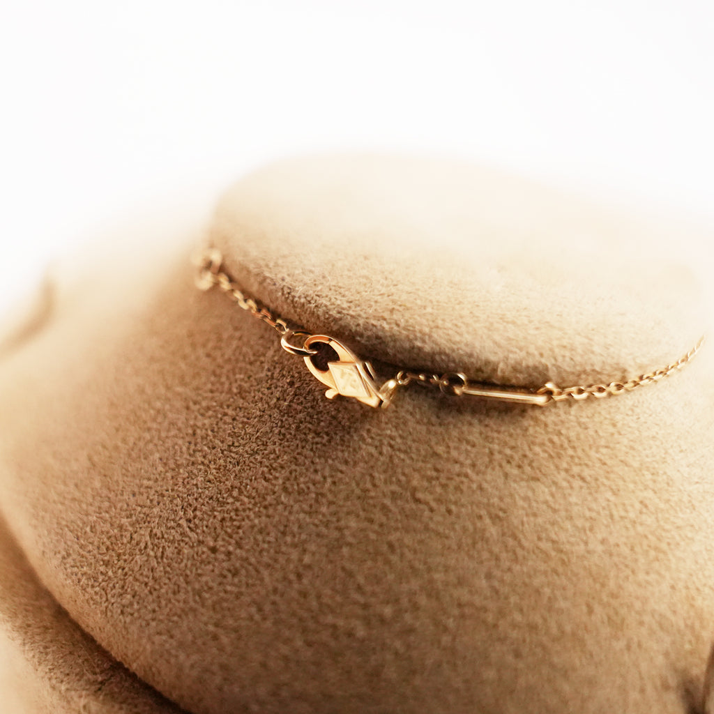 Van Cleef & Arpels Sweet Alhambra Bracciale Farfalla in Oro 18 kt con Madreperla Bianca – 2024 Full Set