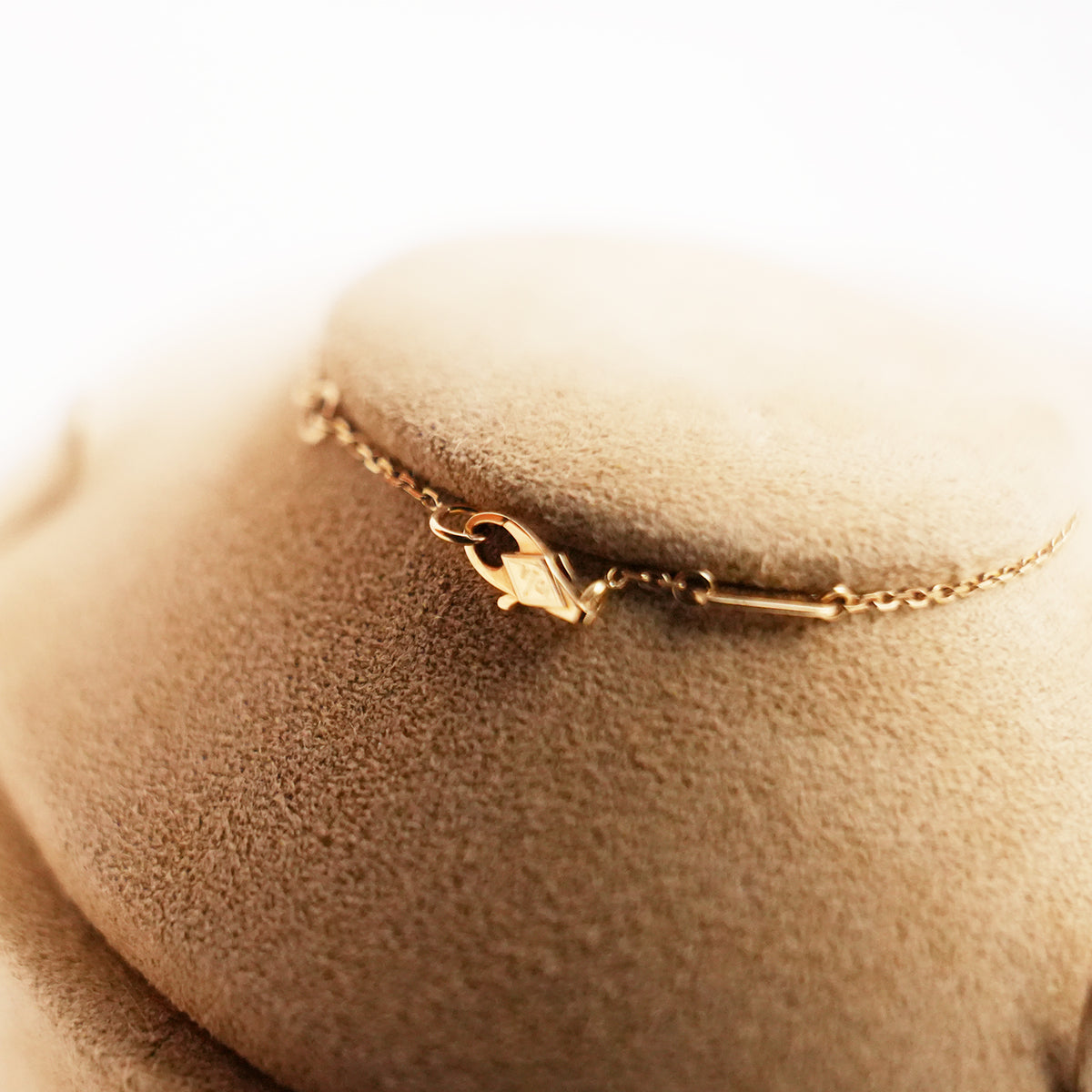 Van Cleef & Arpels Sweet Alhambra Bracciale Farfalla in Oro 18 kt con Madreperla Bianca – 2024 Full Set