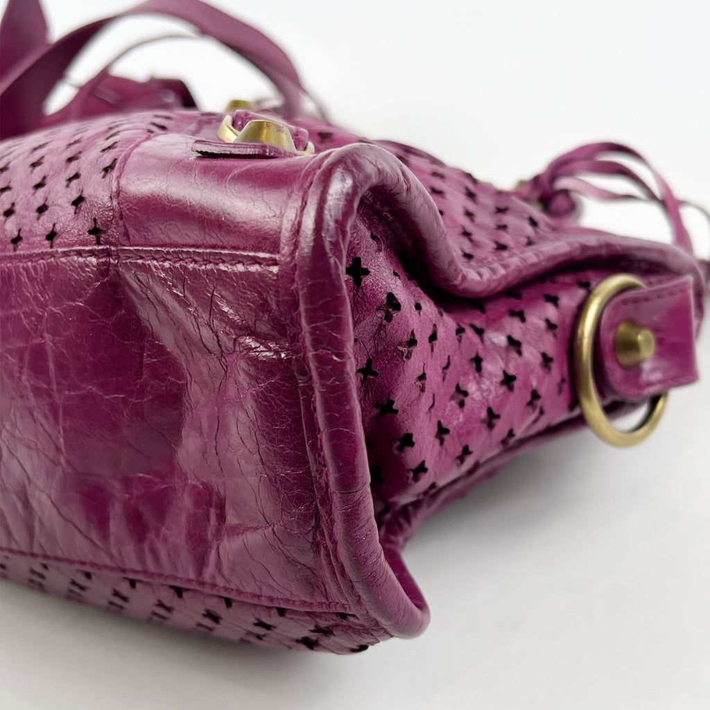 Borsa Balenciaga Classic City Mini Fucsia in Pelle Traforata con Specchietto