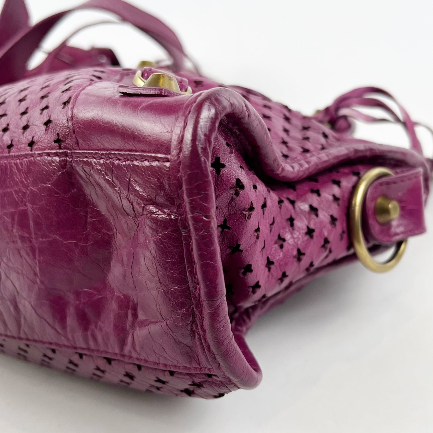 Borsa Balenciaga Classic City Mini Fucsia in Pelle Traforata con Specchietto