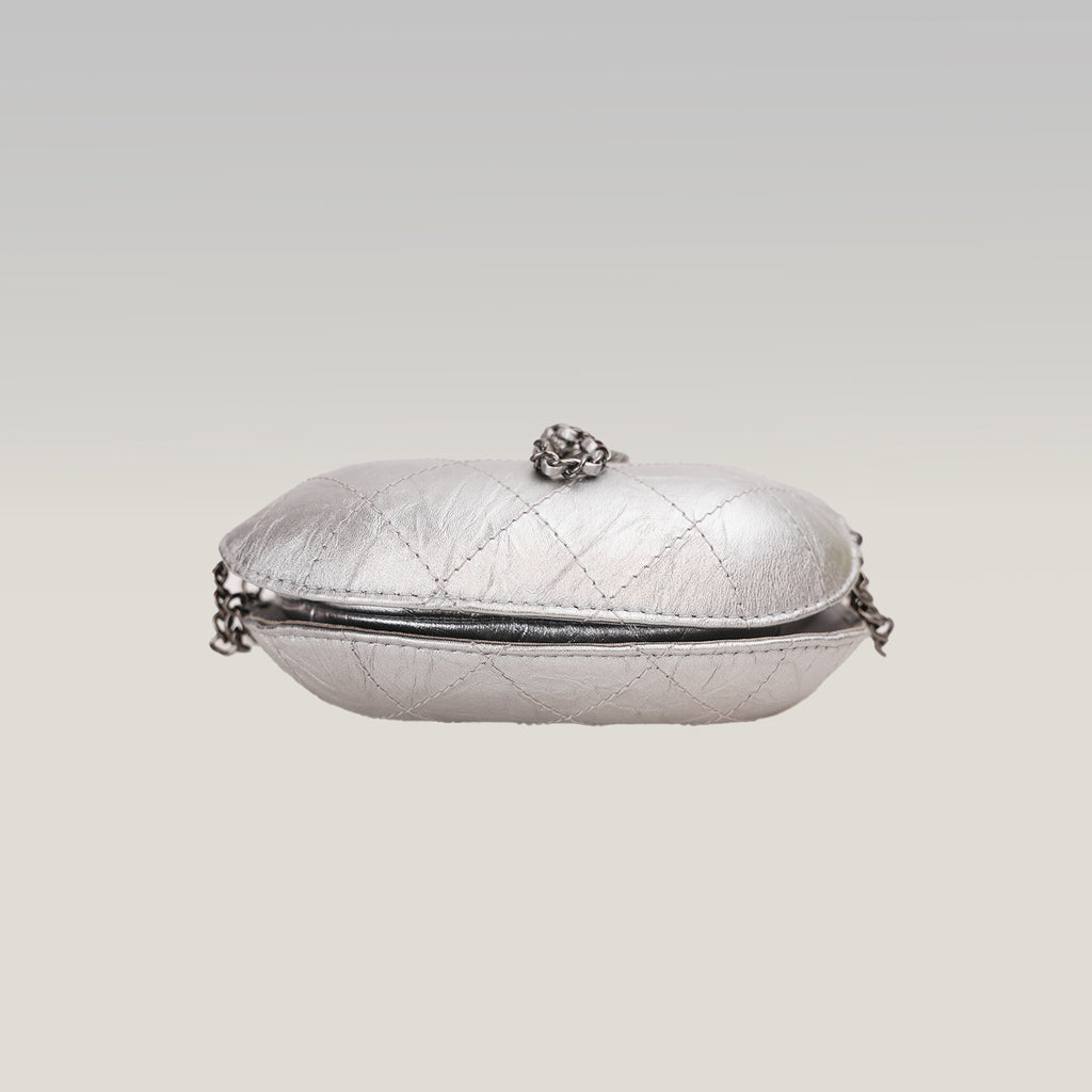 Chanel Borsa Secchiello Vintage in Pelle di Vitello Argentata Matelassé con Logo CC Dorato – Serie 24