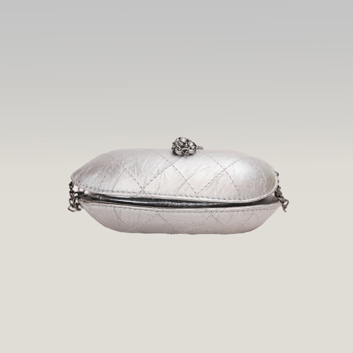 Chanel Borsa Secchiello Vintage in Pelle di Vitello Argentata Matelassé con Logo CC Dorato – Serie 24