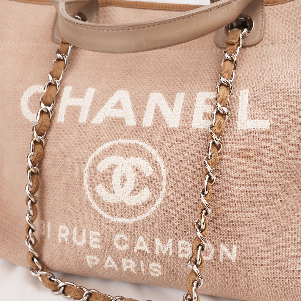 Chanel Deauville Tote Bag Media in Tessuto Marrone con Logo Ricamato e Manici in Pelle – Serie 18