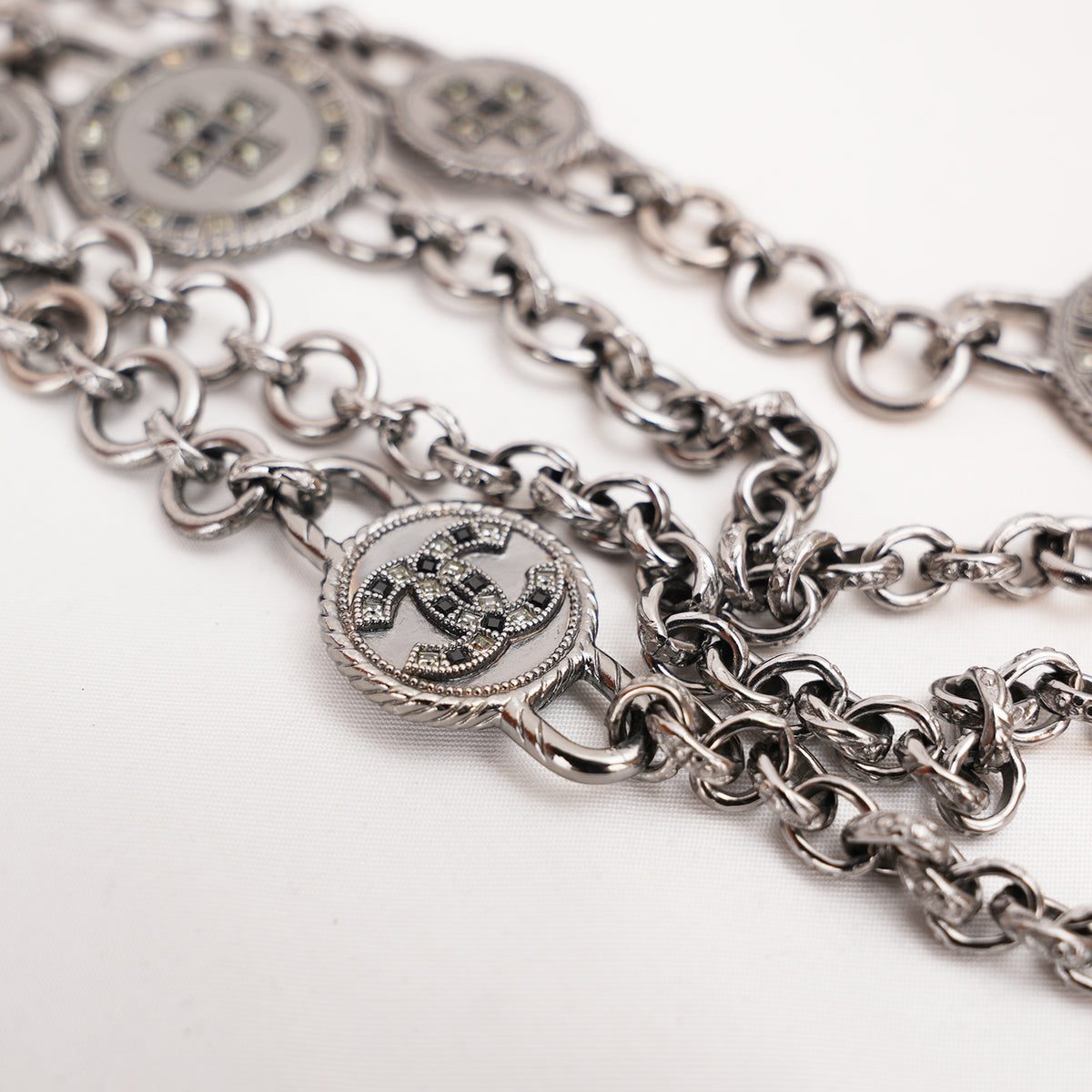 Chanel Collana Lunga Vintage del 2016 in Metallo Argentato con Medaglioni CC e Dettagli Decorativi