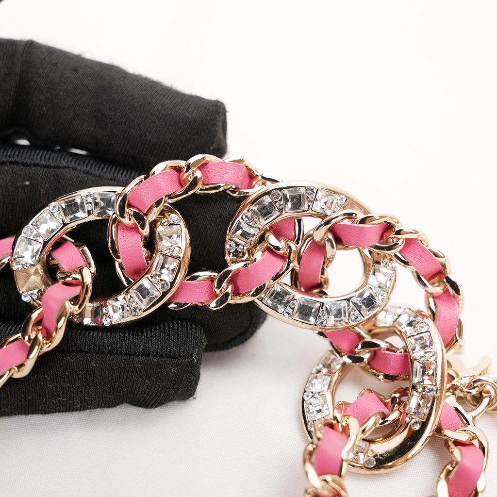 Chanel Bracciale Vintage del 2018 in Metallo con Catena Intrecciata in Pelle Rosa e Logo CC