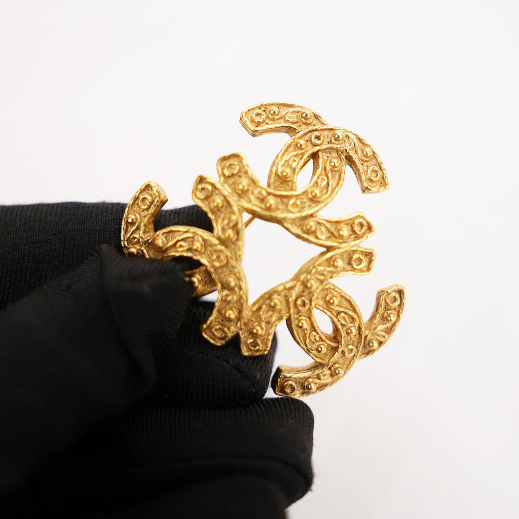 Chanel 22A Spilla Doppio CC Leone in Metallo Dorato – Broche Gioiello Vintage