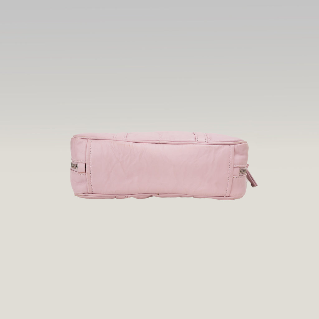 Prada Bauletto Piccolo in Pelle Rosa Cipria con Logo Triangolare e Dettagli Argentati – Dust Bag Inclusa