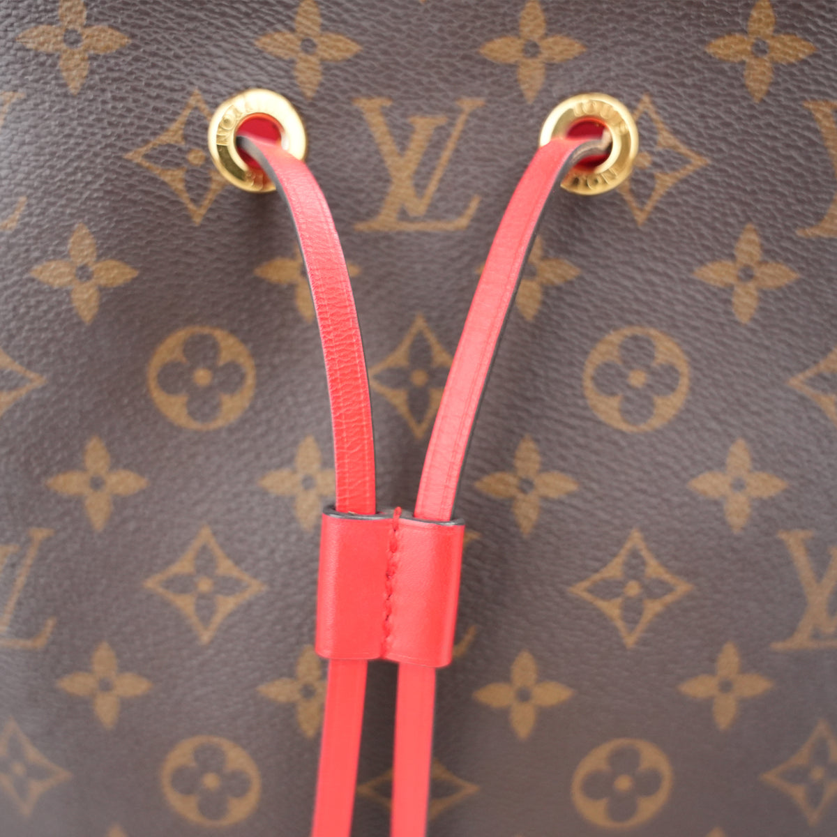Louis Vuitton NéoNoé MM Monogram in Tela Cerata Marrone con Dettagli Rossi